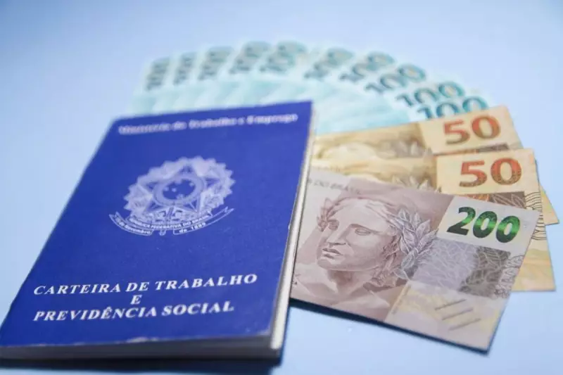 Descontos ilegais em folha de pagamento continuam prejudicando trabalhadores de baixa renda