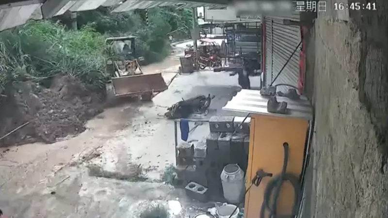 Deslizamento de terra na China arrasta escavadeira em cena dramática; veja o vídeo