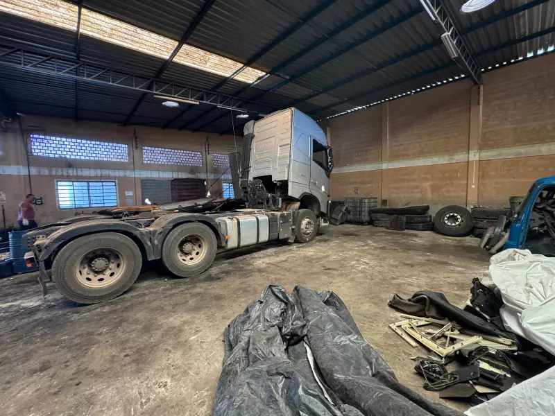 Desmanche ilegal é descoberto em Mogi Guaçu após caminhão roubado enviar sinal; quatro presos