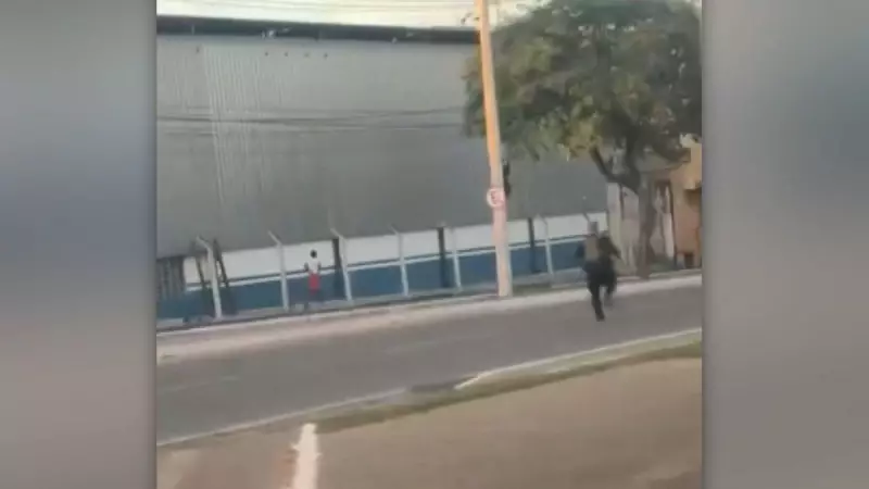 Detento algemado consegue fugir a pé de delegacia em Juazeiro do Norte, CE