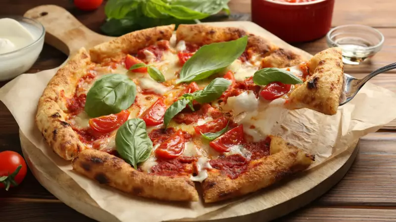 Dia da Pizza: Brasileiros devoram 1 milhão de pizzas por dia – Descubra os sabores preferidos!