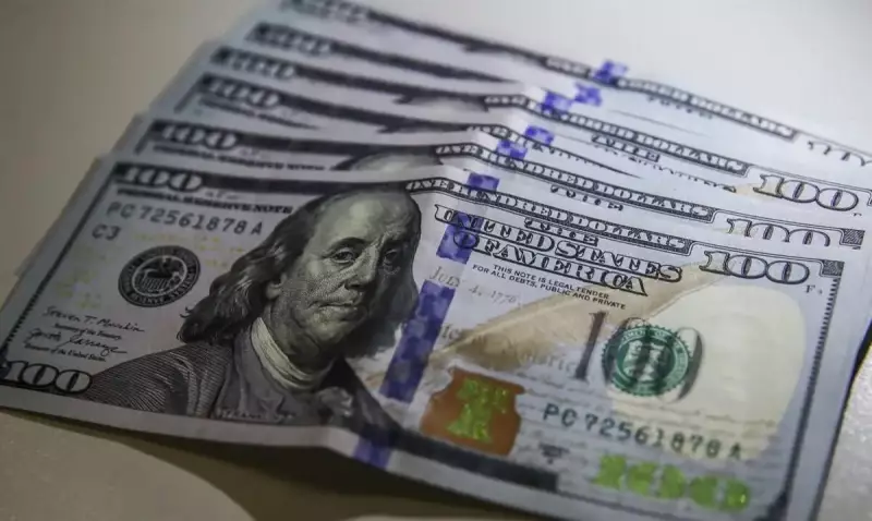 Dólar cai para R$ 5,42 e atinge menor valor desde agosto de 2024