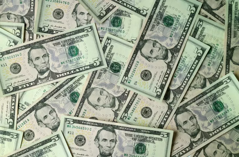 Dólar comercial cai e fecha a R$ 5,445; Ibovespa recua 0,13%