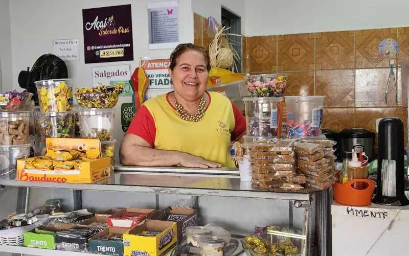 Dona de lanchonete viraliza com aviso criativo: 'A vida acaba, o serviço não'