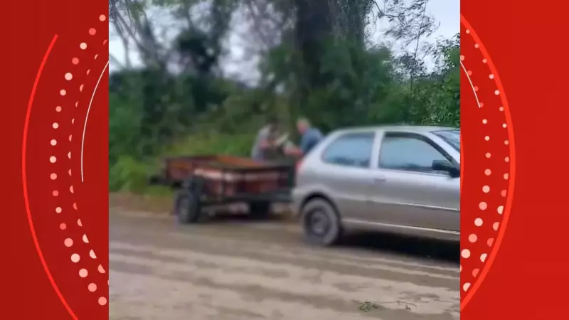 Dupla flagrada jogando entulho em área protegida no ES é obrigada a limpar a sujeira