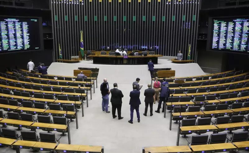 Economia, violência e corrupção: os três maiores problemas do Brasil, segundo deputados federais