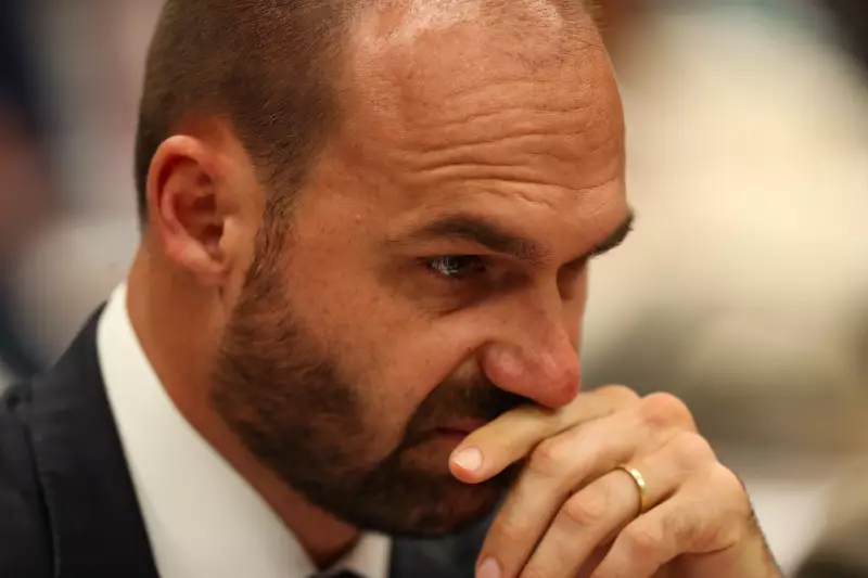 Eduardo Bolsonaro não abre mão do mandato: licença termina neste domingo e deputado volta à Câmara