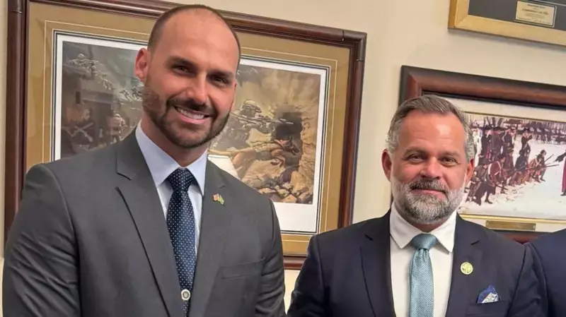 Eduardo Bolsonaro segue tentando interferir em investigação contra o pai, afirma Moraes