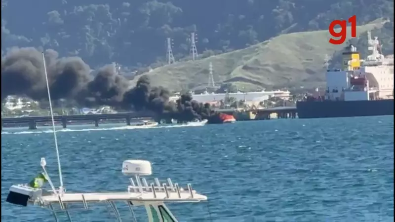 Embarcação pega fogo no mar de São Sebastião, SP; veja vídeo
