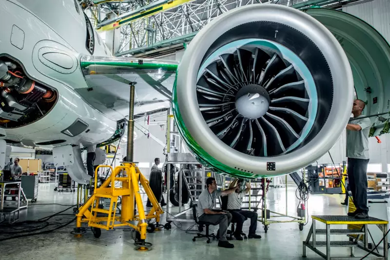 Embraer voa alto: carteira de pedidos atinge pico em 8 anos mesmo com tarifação de Trump