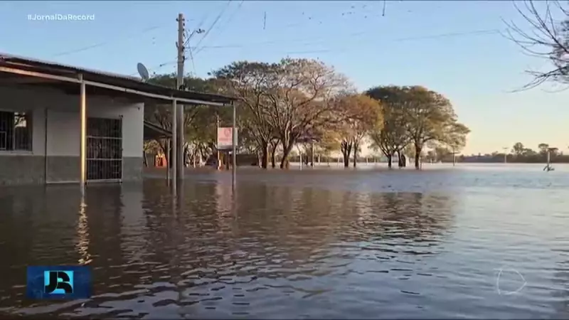Enchentes no RS: mais de 5 mil pessoas são obrigadas a deixar suas casas