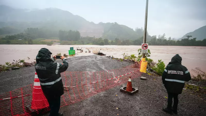 Enchentes no RS: Reconstrução avança lentamente enquanto desastre persiste