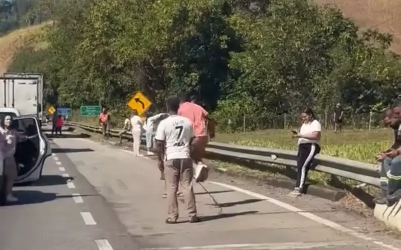 Engarrafamento monstruoso na Via Dutra vira palco de improviso: grupo pula corda no meio do caos
