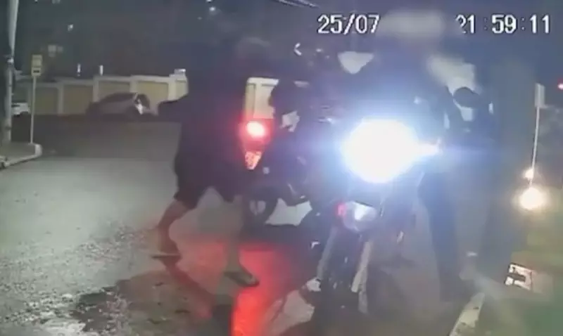 Entregador é rendido e humilhado por criminosos em Salvador: cena chocante viraliza