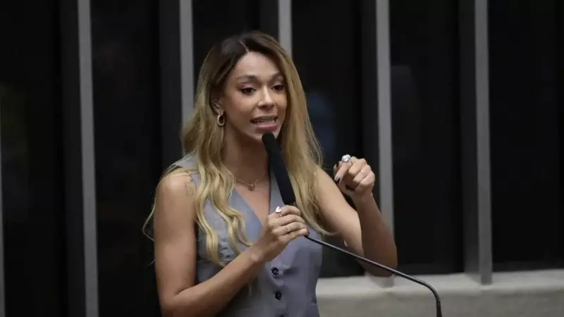 Erika Hilton recorre ao STF para bloquear contas de Eduardo Bolsonaro: Entenda o caso