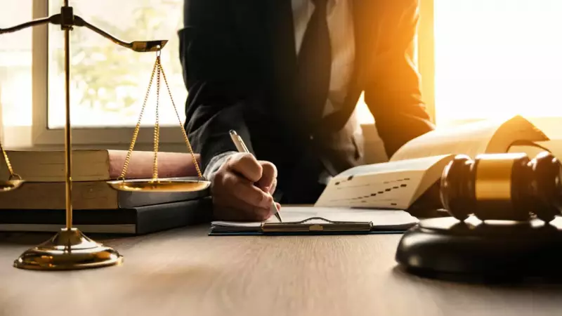 Escândalo na Justiça: Seis advogados presos por golpe que lesou mais de mil idosos no Brasil
