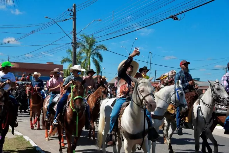 ExpoAcre Juruá 2025: Cavalgada reúne multidão em Cruzeiro do Sul e anima o público