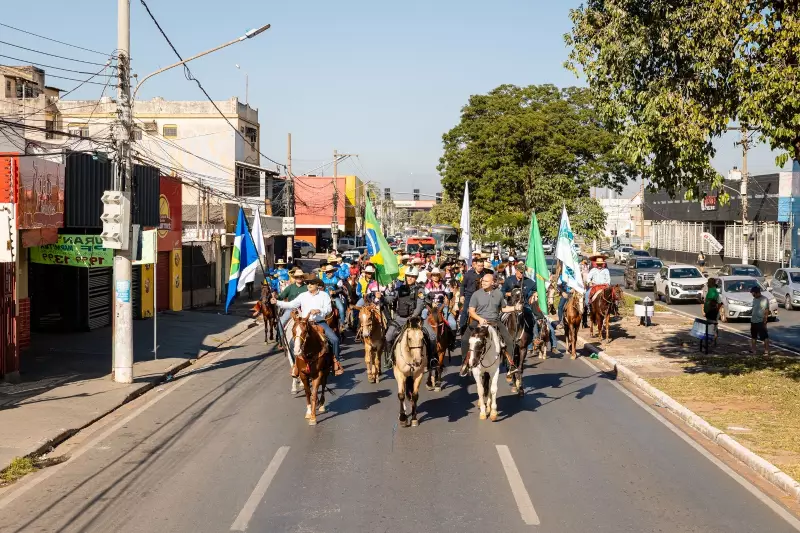 Expoagro 2025 começa com espetáculo de cavalgada em Cuiabá