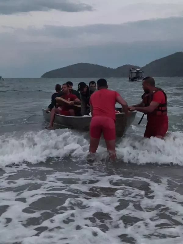 Família de seis pessoas é resgatada após ficar à deriva em alto mar em Ubatuba — veja como foi o desfecho emocionante!