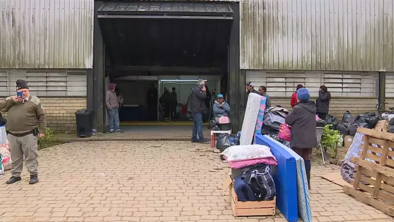 Famílias retornam às suas casas em Eldorado do Sul após recuo das águas