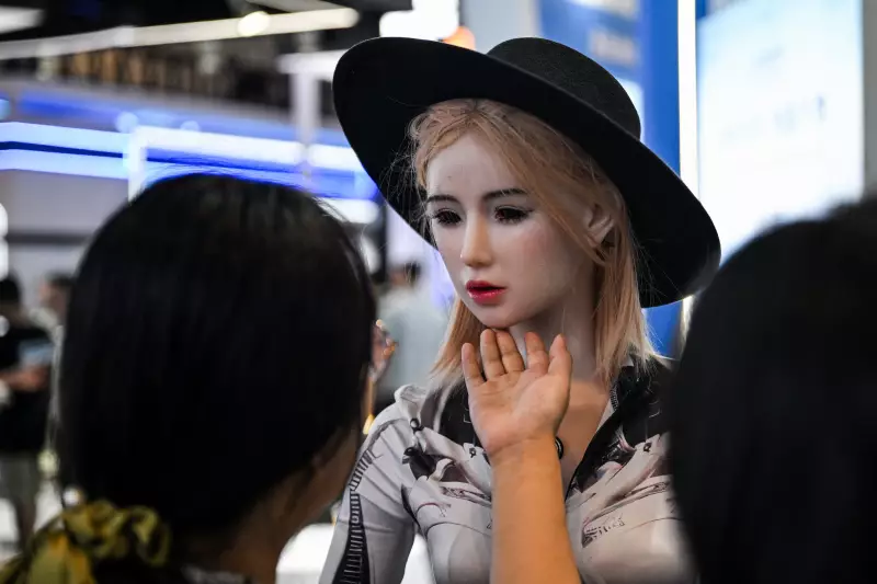 Feira de IA na China exibe robôs humanoides em ação — de lutas a jogos estratégicos