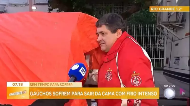 Feirantes enfrentam madrugada gelada para trabalhar em Porto Alegre - RS