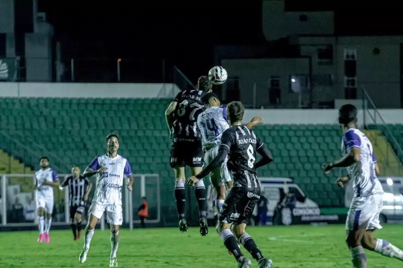 Figueirense enfrenta crise defensiva: gols sofridos após os 40 minutos do 2º tempo viram rotina