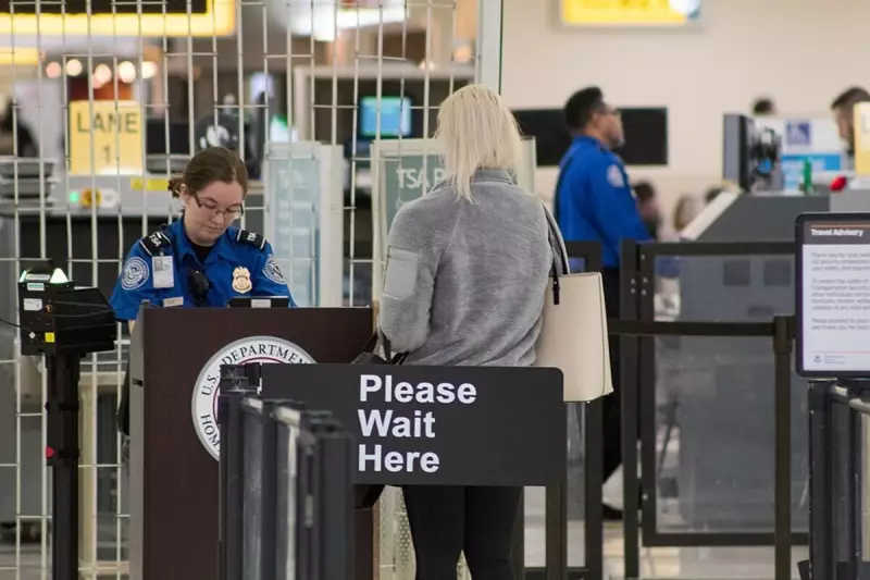 Fim do incômodo: passageiros não precisam mais tirar os sapatos durante inspeção nos aeroportos