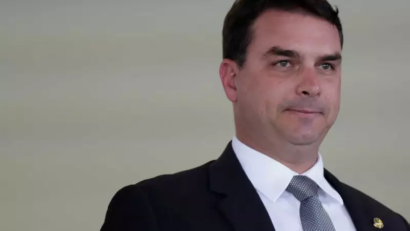 Flávio Bolsonaro desembarca na Europa em dia de operação contra o pai, Jair Bolsonaro