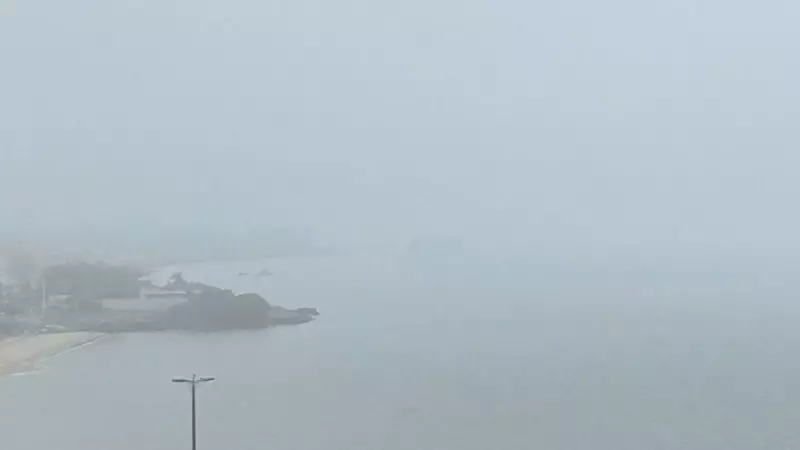 Florianópolis amanhece envolta em denso nevoeiro e se transforma em 'cidade fantasma'