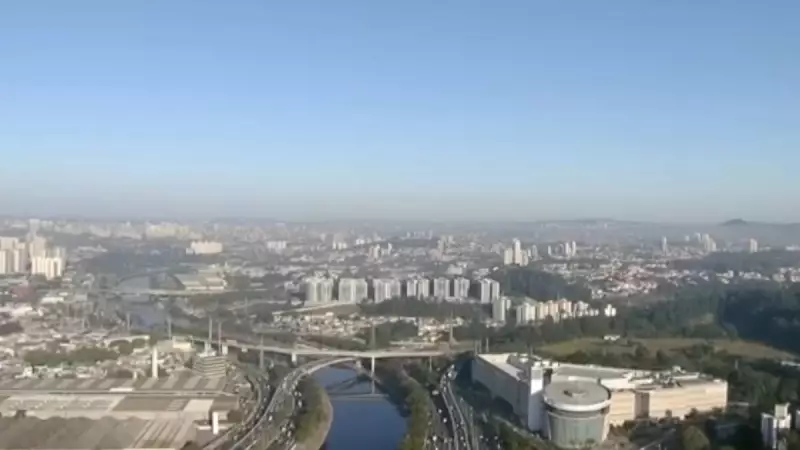 Frente fria chega com tudo: temperaturas despencam e chuvas fortes atingem SP e RJ