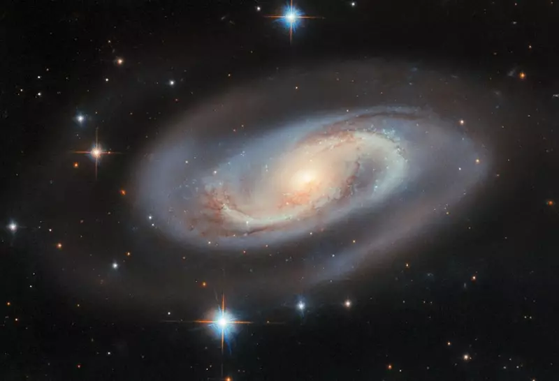 Galáxia discreta abriga buraco negro 174 milhões de vezes maior que o Sol
