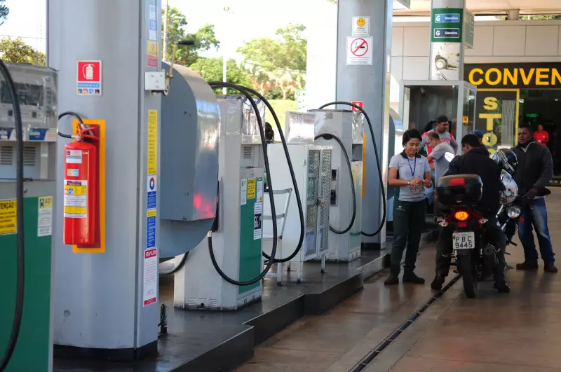 Gasolina sobe no DF mesmo após redução da Petrobras: Ministro pede apuração