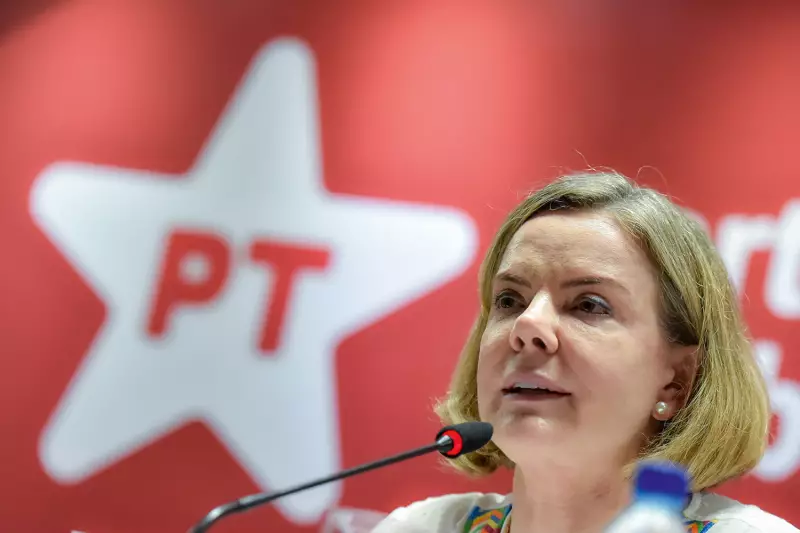 Gleisi Hoffmann rebate Donald Trump após post em defesa de Bolsonaro