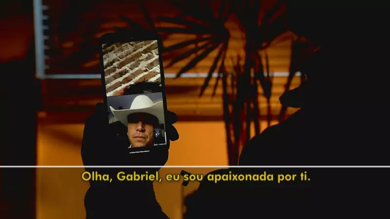 Golpe do Amor: Aposentada Cai em Golpe de Falso Cantor de Bailão da Terceira Idade