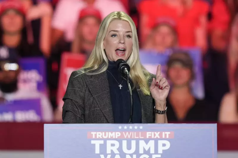 Governo Trump processa Califórnia por inclusão de atletas transgêneros em competições femininas escolares