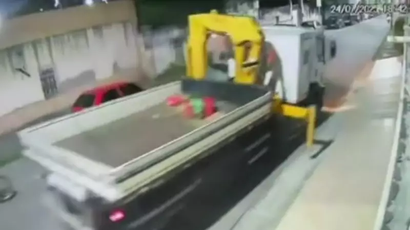 Guindaste vira 'destruidor de postes' em rua de Fortaleza e causa caos