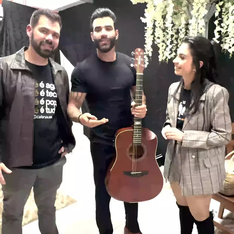 Gusttavo Lima doa violão autografado para leilão beneficente no Acre antes de show histórico