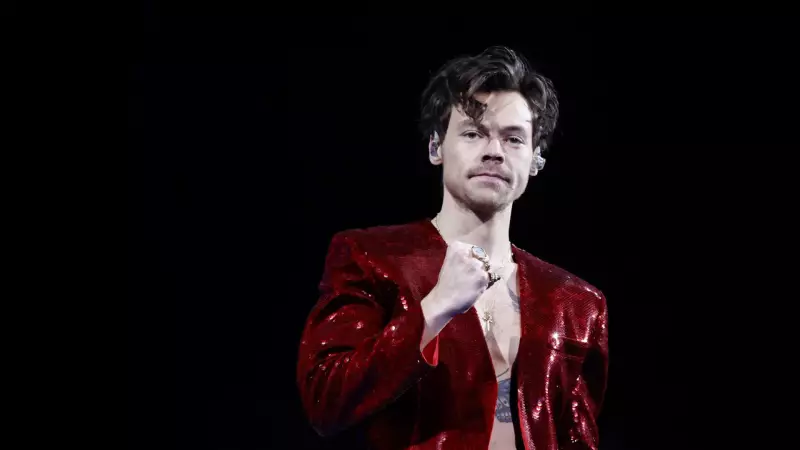 Harry Styles é flagrado aos beijos com nova paixão misteriosa!