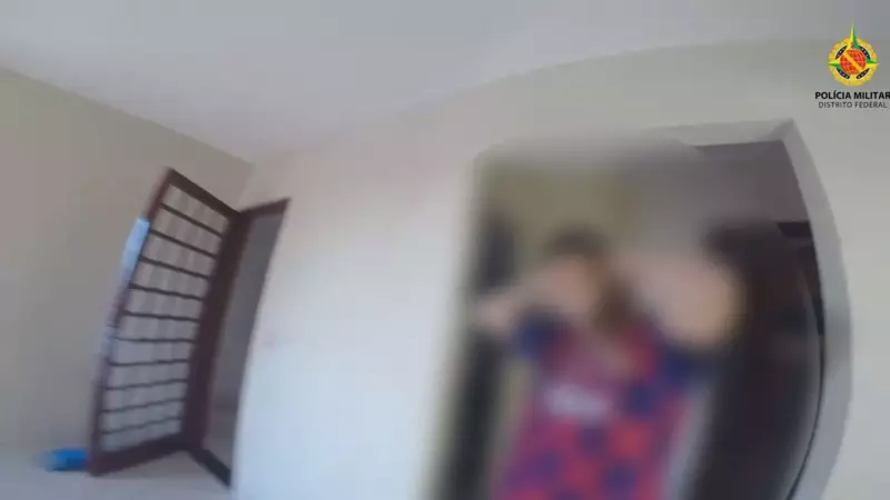 Homem agride ex-namorada, tenta se esconder em banheiro e é preso em Samambaia — assista ao vídeo