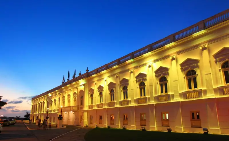 Homem armado com faca toma guia turística como refém no Palácio dos Leões, em São Luís