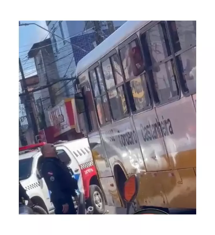 Homem armado sequestra motorista de ônibus e causa terror em Belém — passageiros em pânico