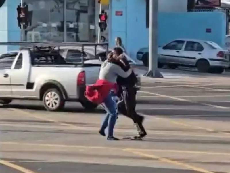 Homem bêbado agride mulher em avenida de Campinas e é imobilizado por populares; veja vídeo