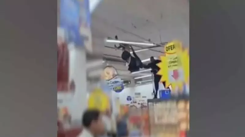 Homem causa rebuliço em supermercado do Rio ao se pendurar em luminária — veja o vídeo!