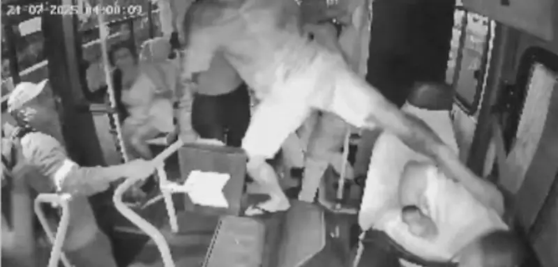 Homem descontrolado agride motorista de ônibus com chutes no rosto e é expulso por passageiro em PE — Veja o vídeo chocante