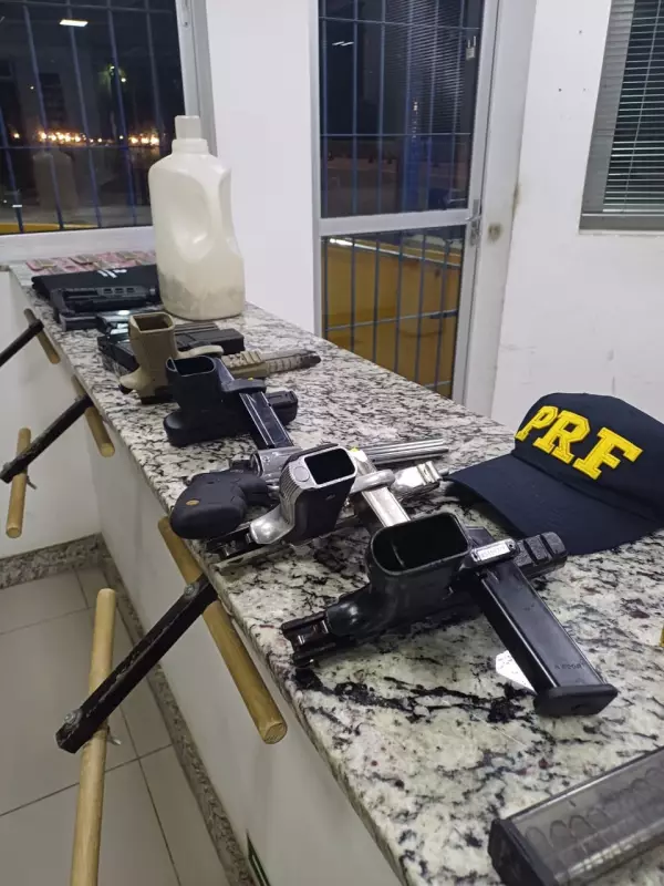 Homem desobedece ordem da PRF, atira contra agentes e é preso com arsenal na BR-101 na Paraíba
