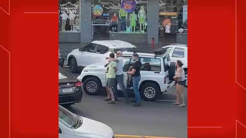 Homem é detido com 'mata-leão' no carro enquanto levava filho de 5 anos em Brasília