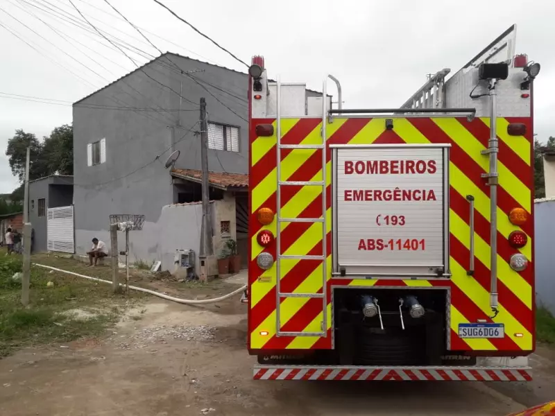 Homem é encontrado carbonizado dentro de casa incendiada em Caraguatatuba, SP