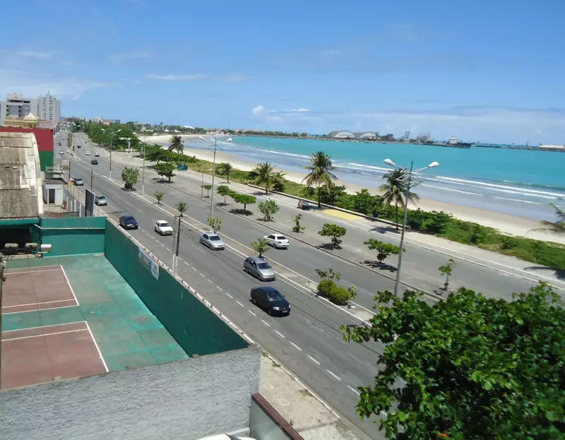 Homem é encontrado morto com perfurações no pescoço na Praia da Avenida, em Maceió