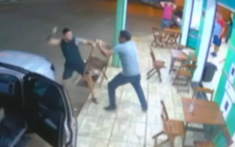 Homem é esfaqueado até a morte durante briga em sorveteria em Goiânia; veja o vídeo